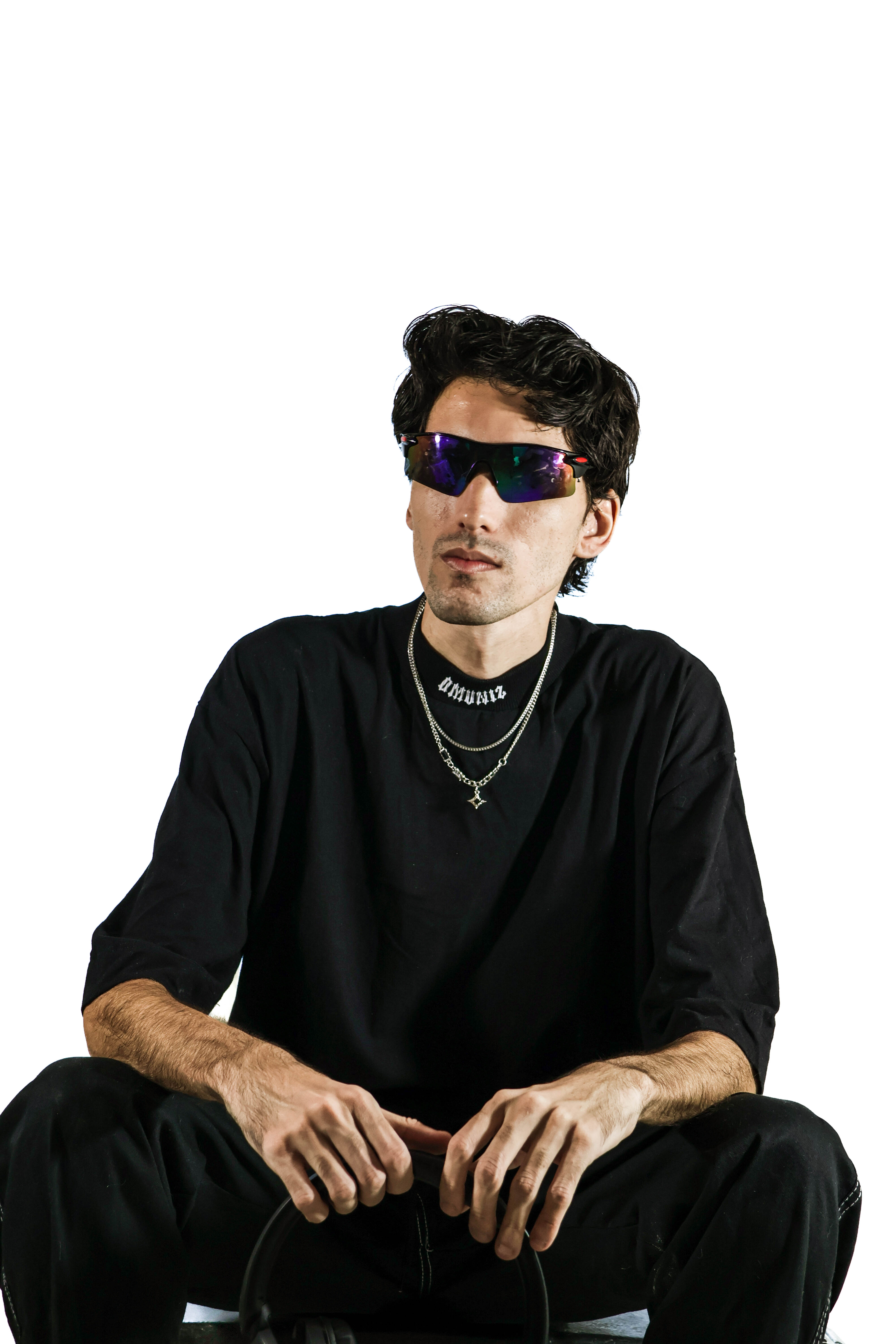 Foto vertical de Øffrain em ensaio oficial para imprensa